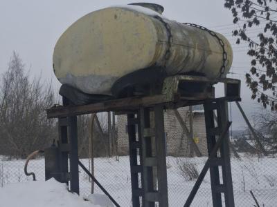 Емкость на постаменте 1 куб.м., 1985 г.в., инв. №5033 (Витебская обл., Глубокский р-н, Озерецкий с/с, д.Озерцы, ул. Советская, 25)
