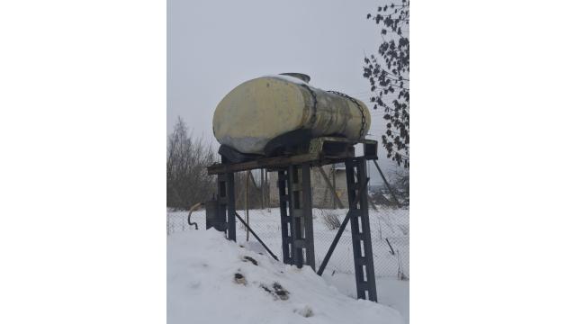 Емкость на постаменте 1 куб.м., 1985 г.в., инв. №5033 (Витебская обл., Глубокский р-н, Озерецкий с/с, д.Озерцы, ул. Советская, 25)