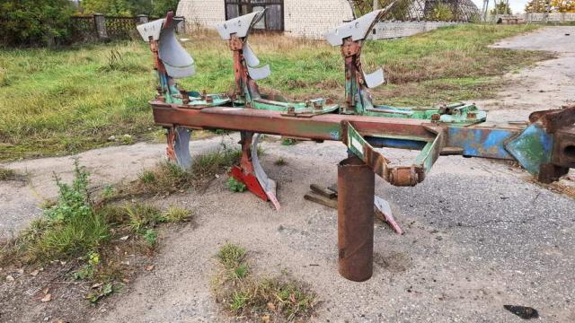 Плуг полунавесной оборотный ППО-8-40К, 2010 г.в., инв. №010447 (Витебская обл., Глубокский р-н, д.Озерцы, ул. Советская, 25)