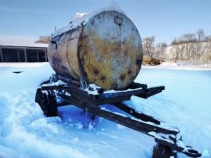 Бочка на колесах 2 куб.м., инв. №5024 (Витебская обл., Миорский р-н, Повятский с/с, д.Паташня, ул. Молодёжная, 13)