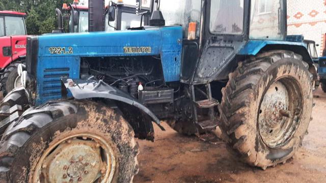 Трактор Беларус-1221, 2002 г.в., рег. знак 2368 ВА, инв. №307 (Витебская обл., Браславский р-н, аг.Друя, ул. Браславская, 62)