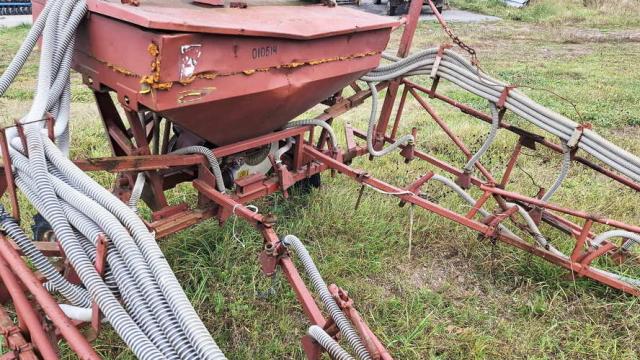 Сеялка для внесения минеральных удобрений СУ-12, 1999 г.в., инв. №010514 (Витебская обл., Глубокский р-н, д.Озерцы, ул. Советская, 25)
