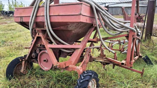 Сеялка для внесения минеральных удобрений СУ-12, 1999 г.в., инв. №010514 (Витебская обл., Глубокский р-н, д.Озерцы, ул. Советская, 25)