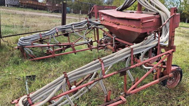 Сеялка для внесения минеральных удобрений СУ-12, 1999 г.в., инв. №010514 (Витебская обл., Глубокский р-н, д.Озерцы, ул. Советская, 25)